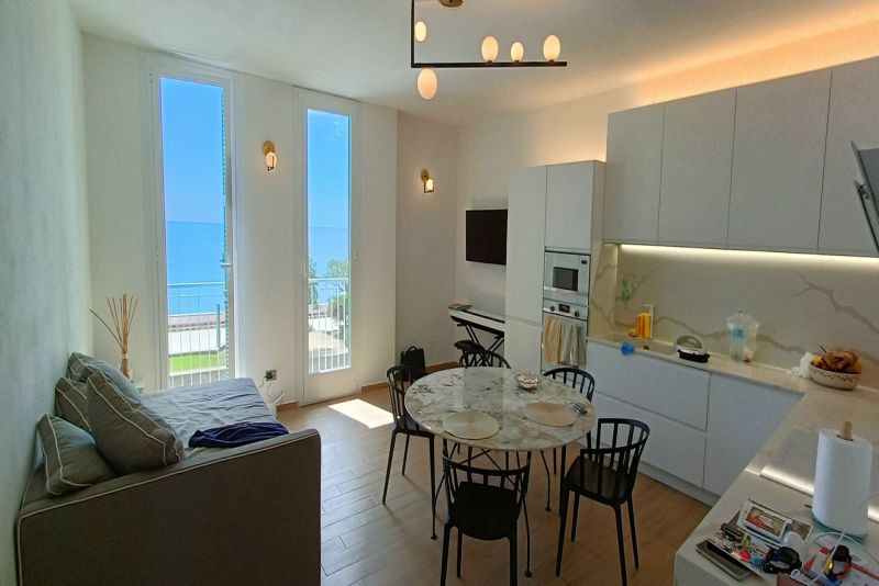 Holiday Apartments Dream Seafront Apartment next to 5 Terre Deiva Marina